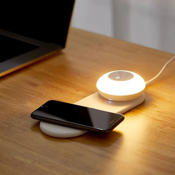 Lampe de chevet avec chargeur induction à 10W, lumiosité réglable, 1 port  USB pour la charge, affichage l'heure, en alu et bois