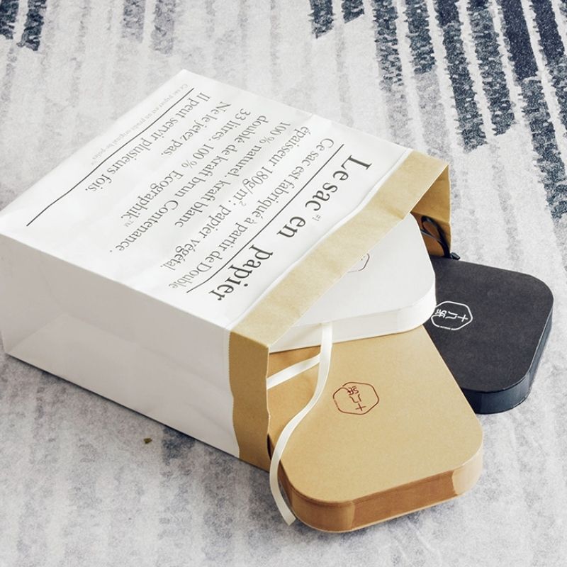 Rendez Vous Deco - Petit tabouret pliable Hiro en carton noir - Tabourets -  Rue du Commerce